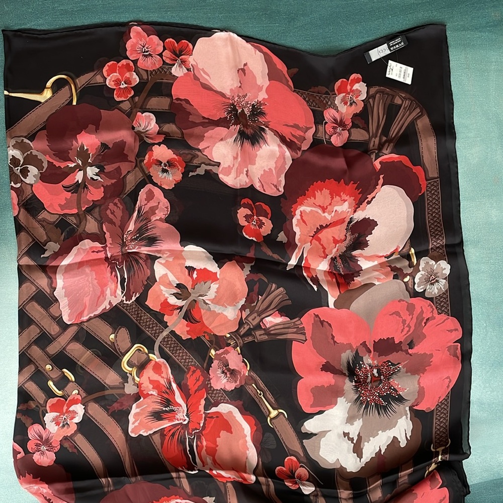 Authentic Gucci Floral Silk Scarf NWT 52 x 52 - Picture 1 of 10